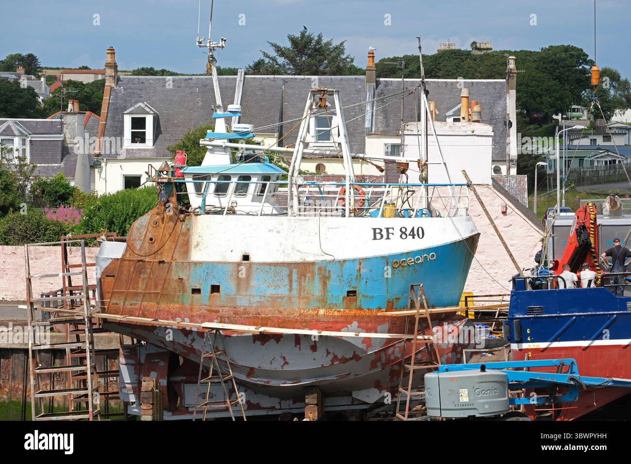 Girvan Ayrshire Scotland - Un peschereccio a poppa BF840 fuori dall'acqua nel cantiere navale Alexander Noble & Sons per manutenzione nel luglio 2025 Foto Stock