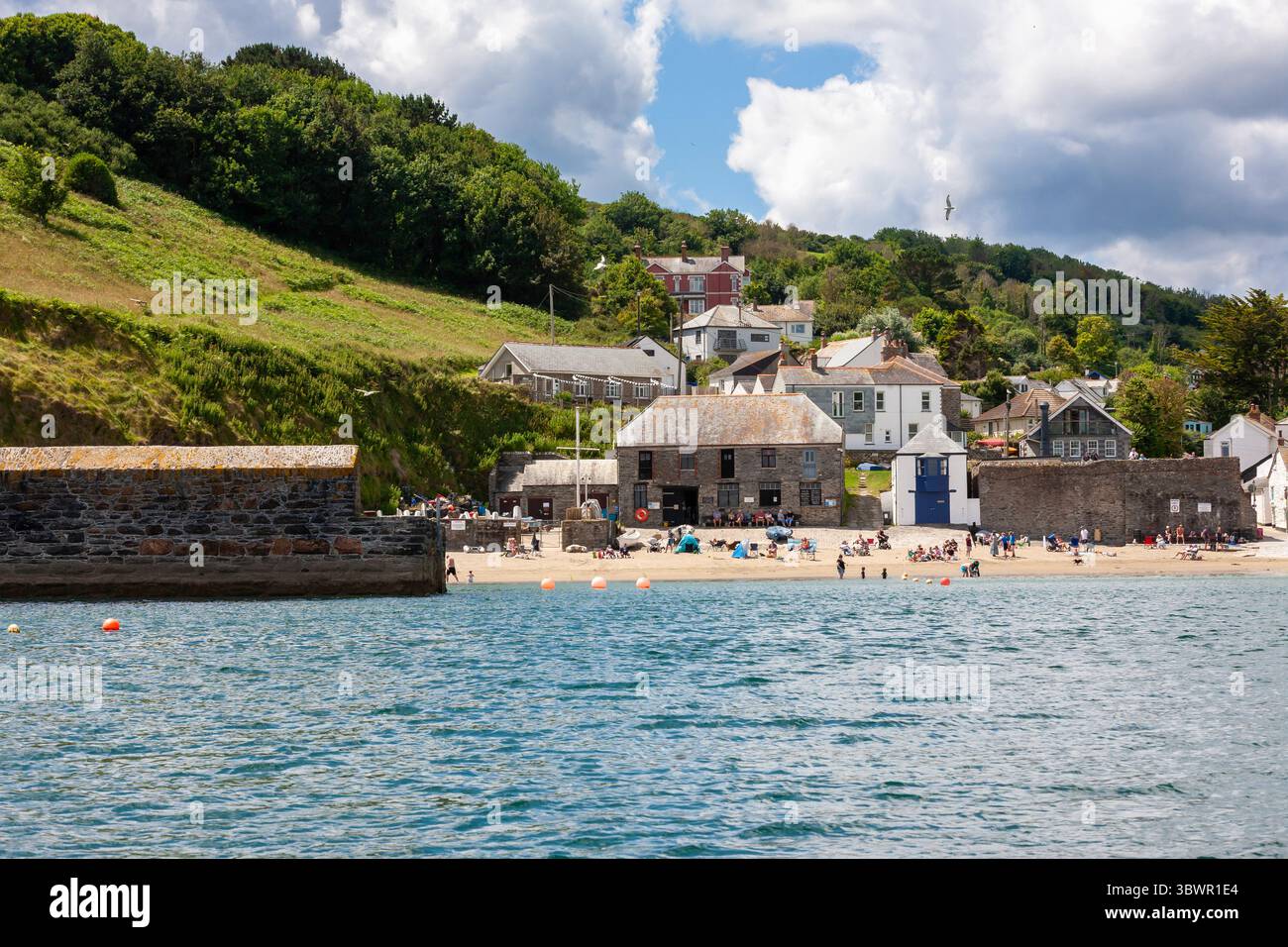Il grazioso piccolo villaggio di pescatori di Gorran Haven, Cornovaglia, Regno Unito, dal mare Foto Stock