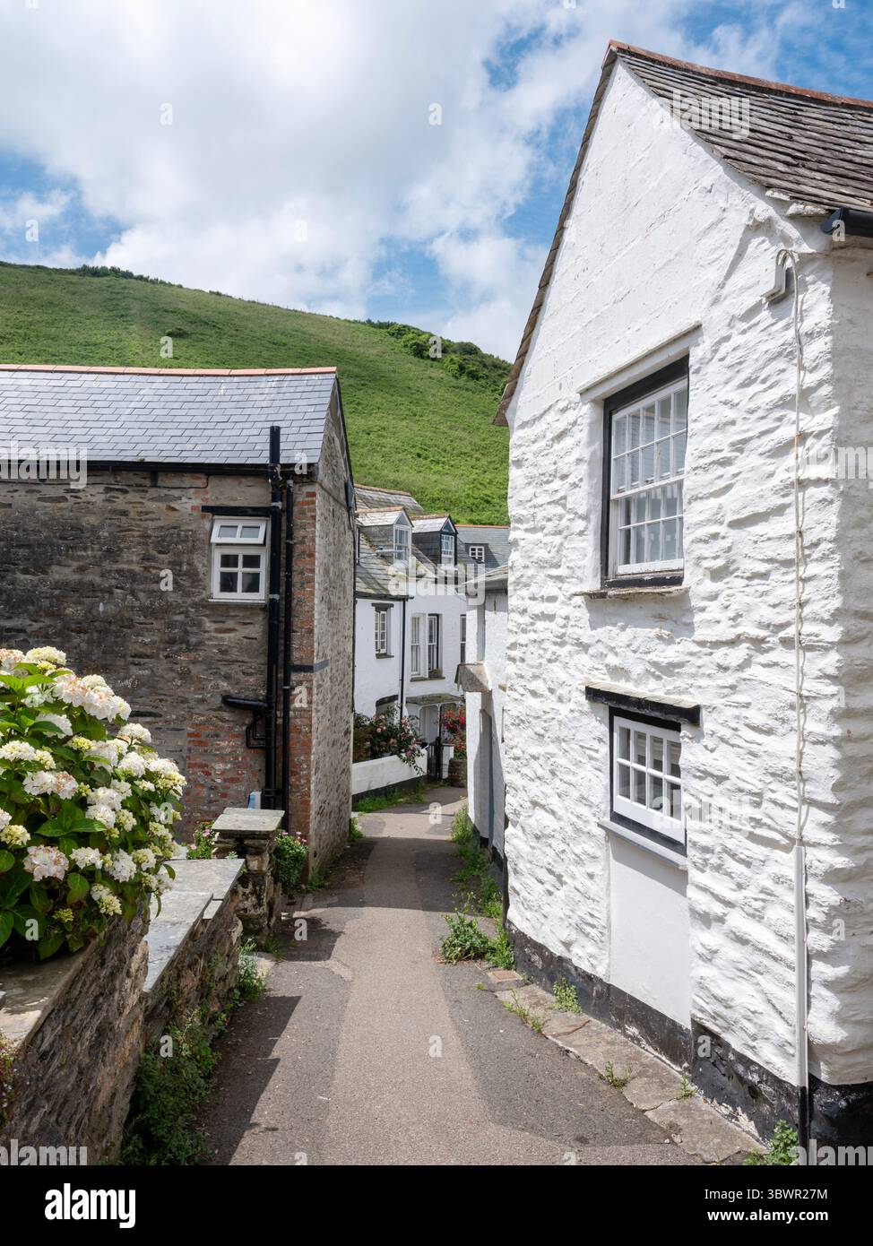 vecchie case dipinte di bianco in stradine strette con il villaggio di port isaac in cornovaglia Foto Stock