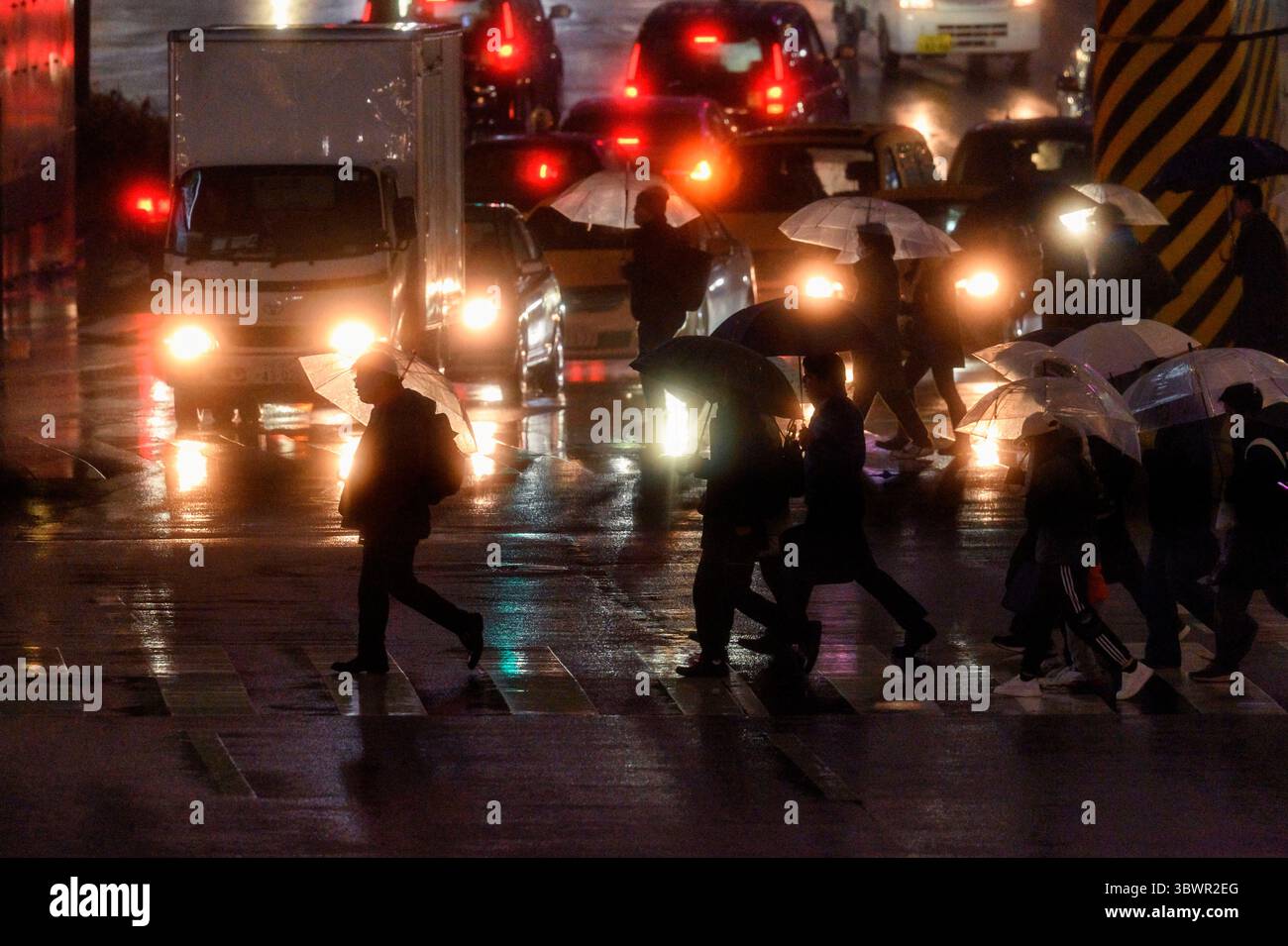 27 gennaio 2020, Tokyo: Dentro e intorno alla trafficata zona di Shinjuku in una notte di pioggia. Vista dell'ora di punta di Tokyo e della folla che si muove attraverso il traffico e la pioggia. Tokyo ha sempre un'atmosfera luminosa con i lampioni notturni, ma nelle notti piovose può avere una sensazione simile al futuristico film di fantascienza Bladerunner. (Immagine di credito: © Joe McNally via ZUMA Wire) Foto Stock