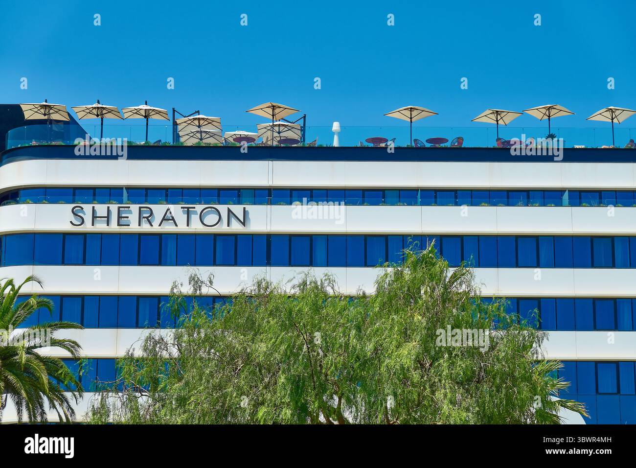 La moderna facciata dello Sheraton, Aeroporto di Nizza, con Terrazza sul tetto sotto il cielo azzurro Foto Stock