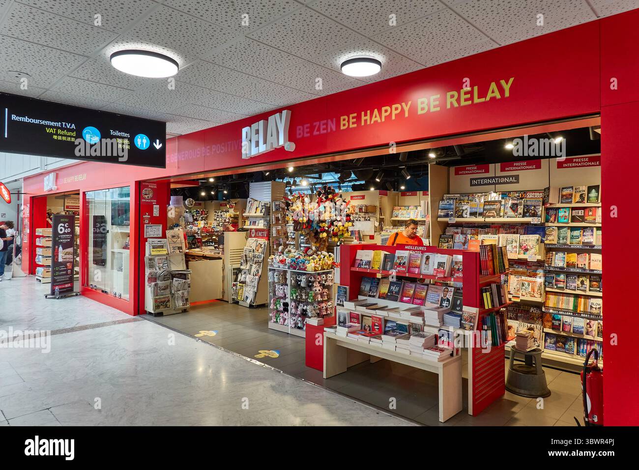 Moderna libreria aeroportuale e negozio di articoli da regalo interni con libri e cancelleria Foto Stock