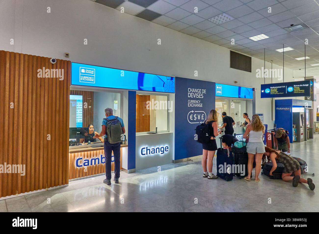 Banco di cambio valuta con i clienti presso un terminal dell'aeroporto Foto Stock