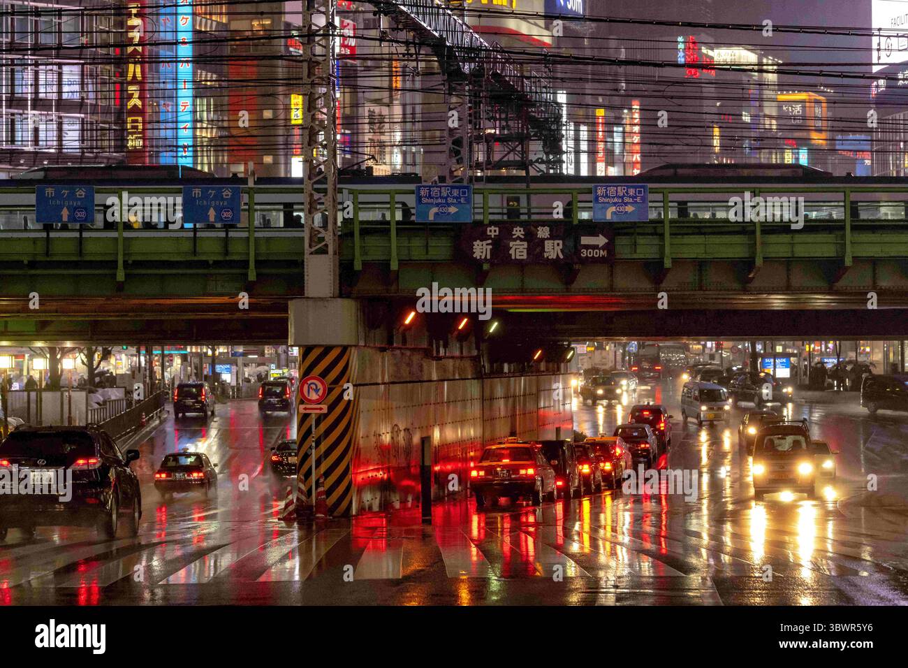 27 gennaio 2020, Tokyo: Dentro e intorno alla trafficata zona di Shinjuku in una notte di pioggia. Vista dell'ora di punta di Tokyo e della folla che si muove attraverso il traffico e la pioggia. Tokyo ha sempre un'atmosfera luminosa con i lampioni notturni, ma nelle notti piovose può avere una sensazione simile al futuristico film di fantascienza Bladerunner. (Immagine di credito: © Joe McNally via ZUMA Wire) Foto Stock