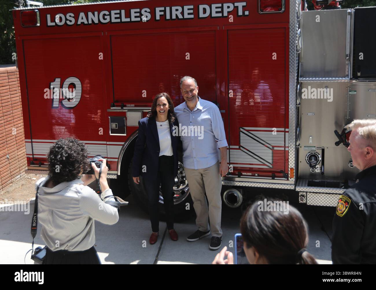 4 luglio 2021, Los Angeles, California, Stati Uniti: Il vicepresidente degli Stati Uniti Kamala Harris e suo marito il secondo gentiluomo Douglas Emhoff fanno una visita a sorpresa alla stazione 19 della LAFD nel quartiere Brentwood di Los Angeles, California, USA come parte della celebrazione delle festività 04 luglio 2021. Nel 2019, l'equipaggio della stazione 19 ha fatto parte degli oltre 1.000 vigili del fuoco che hanno combattuto il Getty Fire a Los Angeles (immagine di credito: © David Swanson - Pool via CNP/CNP via ZUMA Wire) Foto Stock