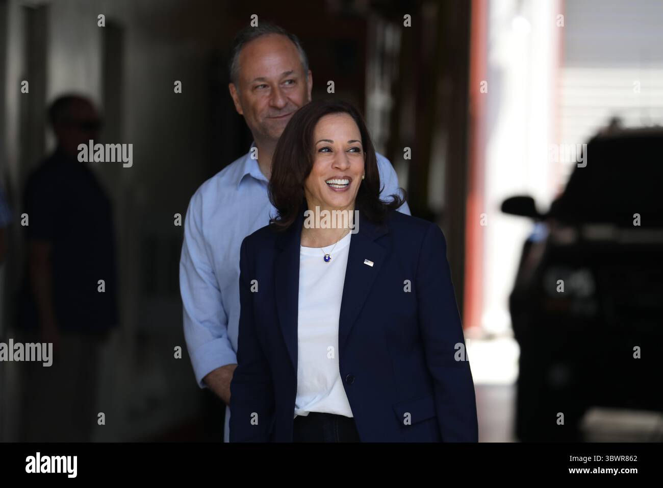 4 luglio 2021, Los Angeles, California, Stati Uniti: Il vicepresidente degli Stati Uniti Kamala Harris e suo marito il secondo gentiluomo Douglas Emhoff fanno una visita a sorpresa alla stazione 19 della LAFD nel quartiere Brentwood di Los Angeles, California, USA come parte della celebrazione delle festività 04 luglio 2021. Nel 2019, l'equipaggio della stazione 19 ha fatto parte degli oltre 1.000 vigili del fuoco che hanno combattuto il Getty Fire a Los Angeles (immagine di credito: © David Swanson - Pool via CNP/CNP via ZUMA Wire) Foto Stock
