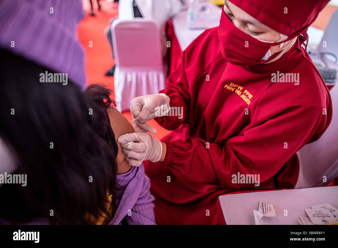 4 luglio 2021, Giacarta, Giacarta, Indonesia: Giacarta, Indonesia, 4 luglio 2021: implementazione del vaccino COVID-19 per i bambini di età compresa tra 12-17 anni a Gelora Bung Karno - Giacarta. Il governo indonesiano ha avviato la vaccinazione contro la COVID-19 per i bambini di età compresa tra 12-17 anni a partire dal 1° luglio 2021. (Immagine di credito: © Donal Husni/ZUMA Wire) Foto Stock