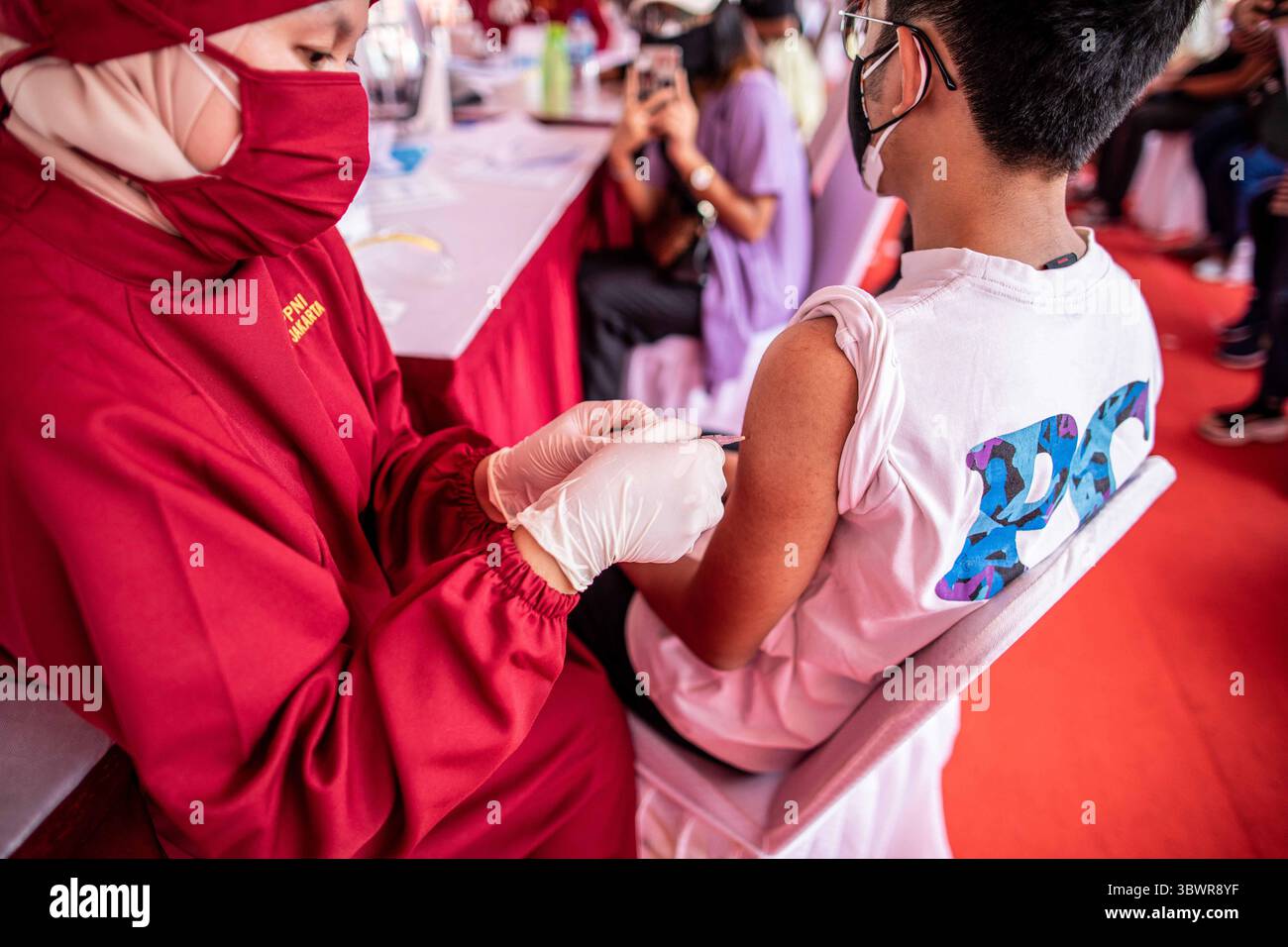 4 luglio 2021, Giacarta, Giacarta, Indonesia: Giacarta, Indonesia, 4 luglio 2021: implementazione del vaccino COVID-19 per i bambini di età compresa tra 12-17 anni a Gelora Bung Karno - Giacarta. Il governo indonesiano ha avviato la vaccinazione contro la COVID-19 per i bambini di età compresa tra 12-17 anni a partire dal 1° luglio 2021. (Immagine di credito: © Donal Husni/ZUMA Wire) Foto Stock