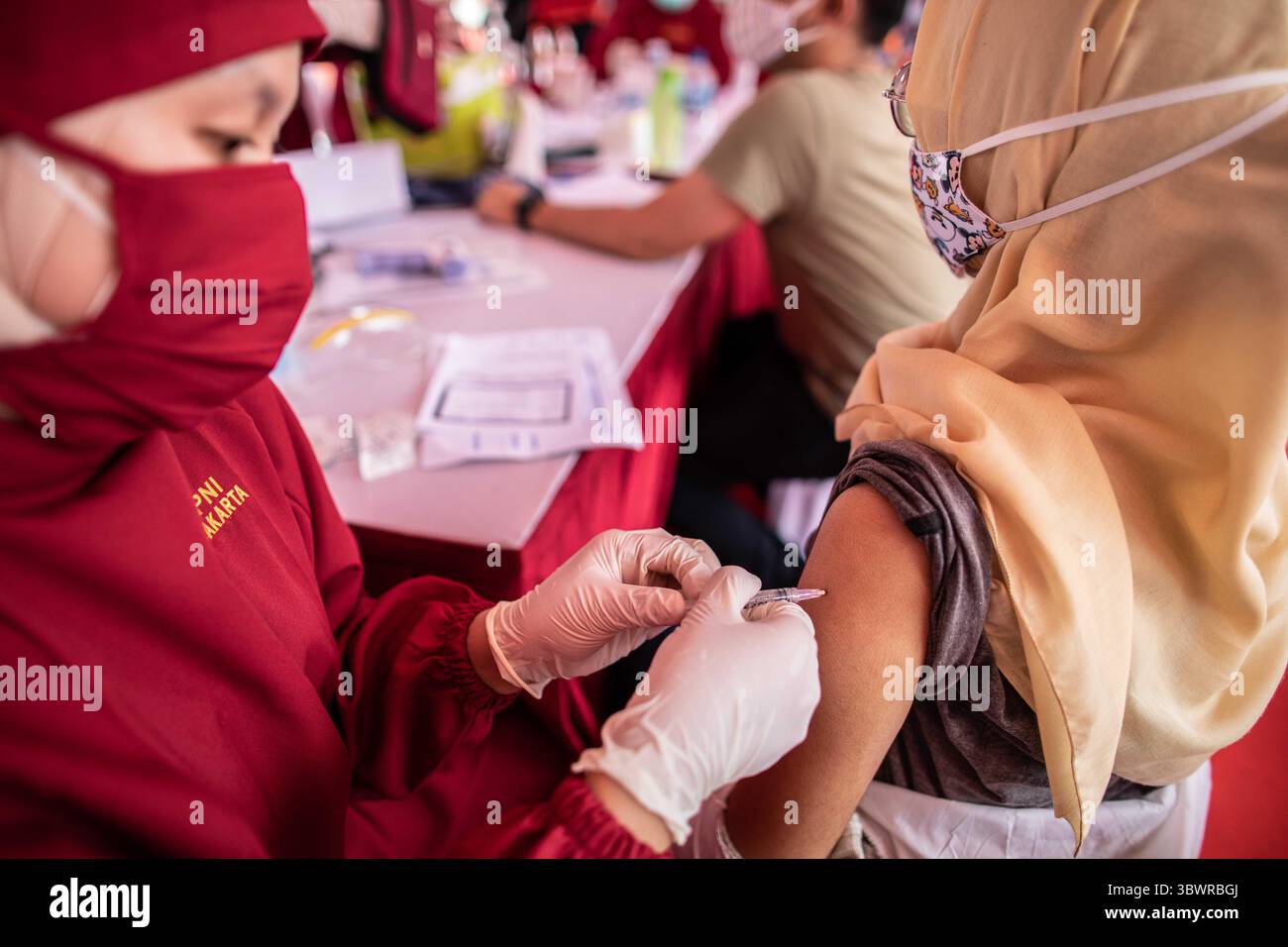 4 luglio 2021, Giacarta, Giacarta, Indonesia: Giacarta, Indonesia, 4 luglio 2021: implementazione del vaccino COVID-19 per i bambini di età compresa tra 12-17 anni a Gelora Bung Karno - Giacarta. Il governo indonesiano ha avviato la vaccinazione contro la COVID-19 per i bambini di età compresa tra 12-17 anni a partire dal 1° luglio 2021. (Immagine di credito: © Donal Husni/ZUMA Wire) Foto Stock