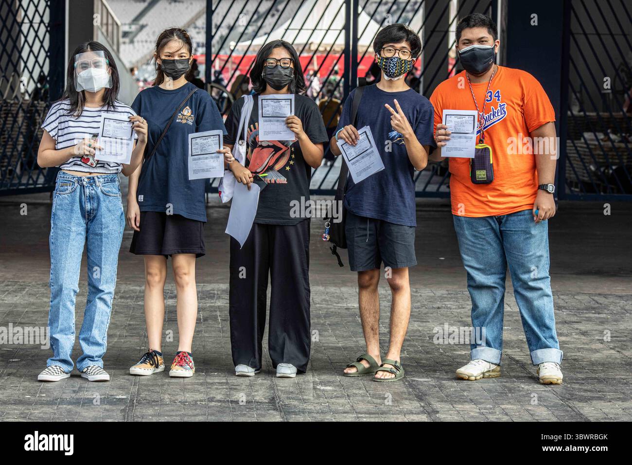 4 luglio 2021, Giacarta, Giacarta, Indonesia: Giacarta, Indonesia, 4 luglio 2021: implementazione del vaccino COVID-19 per i bambini di età compresa tra 12-17 anni a Gelora Bung Karno - Giacarta. Il governo indonesiano ha avviato la vaccinazione contro la COVID-19 per i bambini di età compresa tra 12-17 anni a partire dal 1° luglio 2021. (Immagine di credito: © Donal Husni/ZUMA Wire) Foto Stock