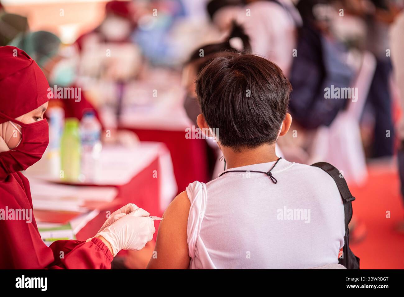 4 luglio 2021, Giacarta, Giacarta, Indonesia: Giacarta, Indonesia, 4 luglio 2021: implementazione del vaccino COVID-19 per i bambini di età compresa tra 12-17 anni a Gelora Bung Karno - Giacarta. Il governo indonesiano ha avviato la vaccinazione contro la COVID-19 per i bambini di età compresa tra 12-17 anni a partire dal 1° luglio 2021. (Immagine di credito: © Donal Husni/ZUMA Wire) Foto Stock