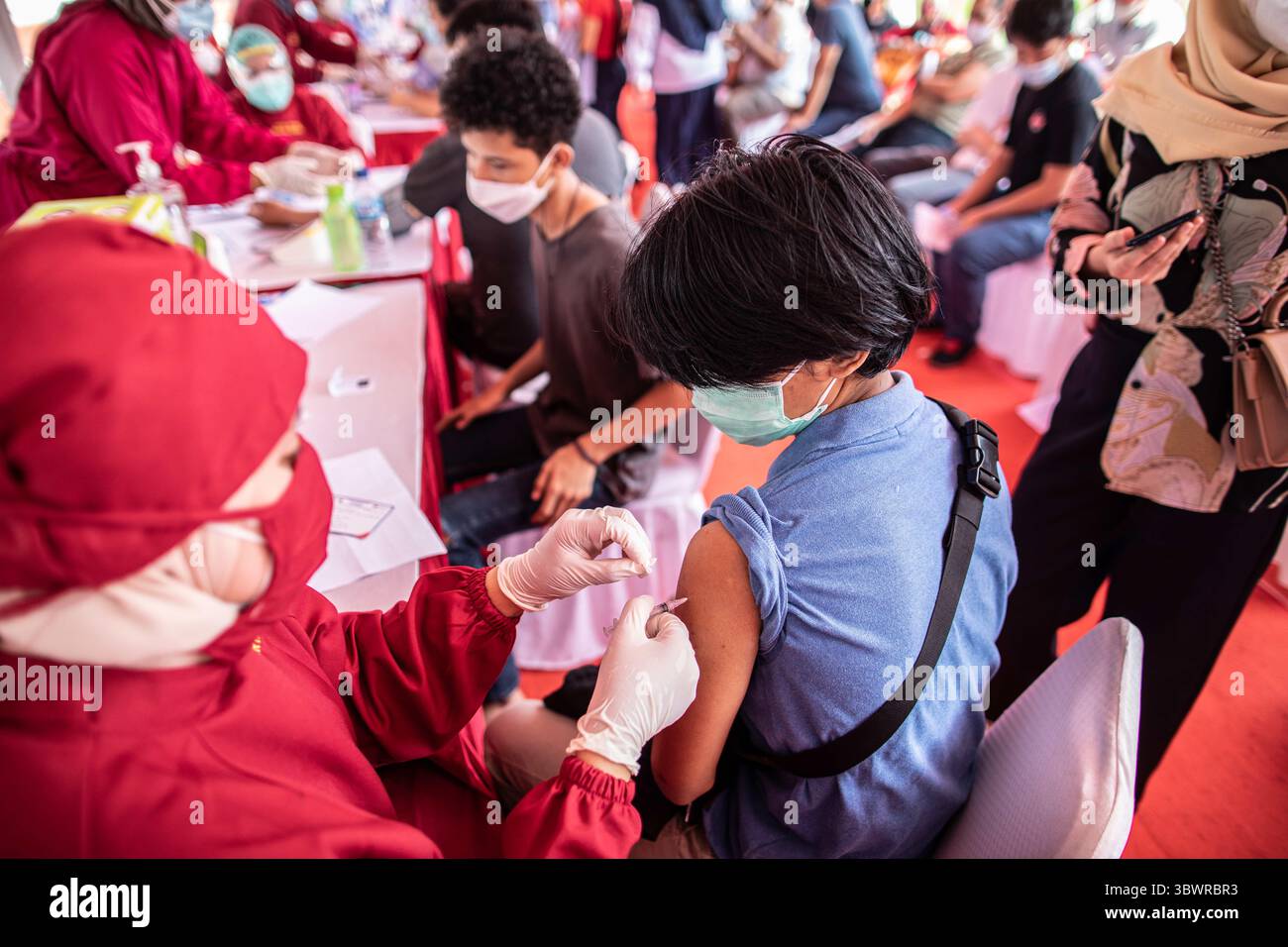 4 luglio 2021, Giacarta, Giacarta, Indonesia: Giacarta, Indonesia, 4 luglio 2021: implementazione del vaccino COVID-19 per i bambini di età compresa tra 12-17 anni a Gelora Bung Karno - Giacarta. Il governo indonesiano ha avviato la vaccinazione contro la COVID-19 per i bambini di età compresa tra 12-17 anni a partire dal 1° luglio 2021. (Immagine di credito: © Donal Husni/ZUMA Wire) Foto Stock