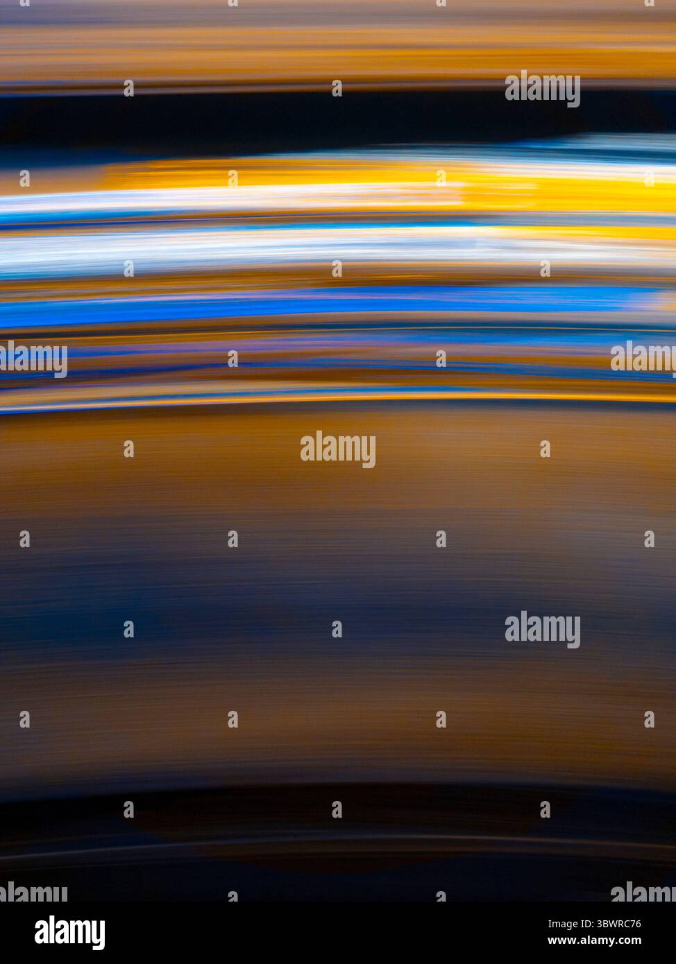 Le linee orizzontali di vari colori si fondono insieme, creando un effetto sfocato, formando un'immagine astratta dinamica ed energica Foto Stock