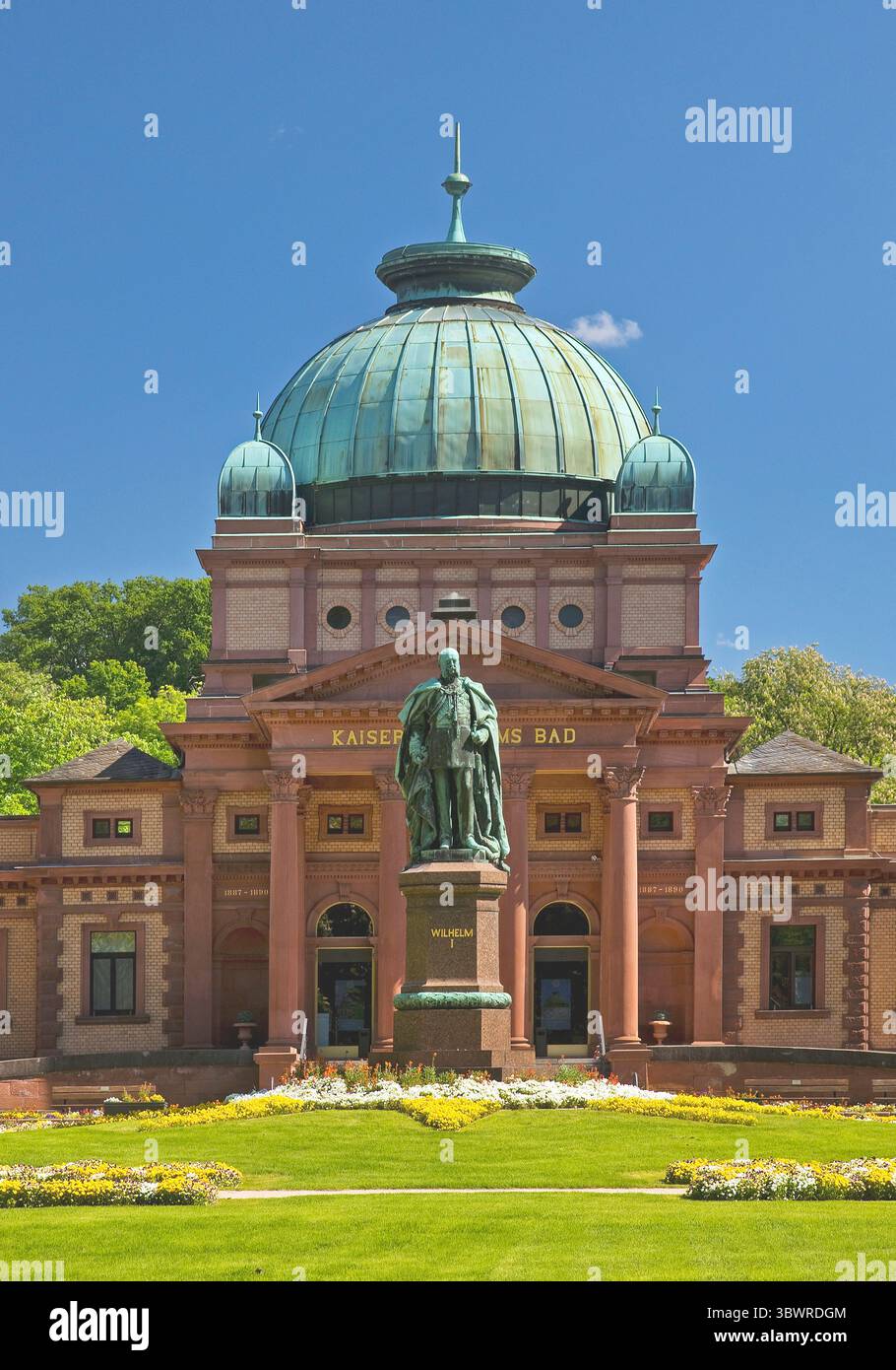 Spa dell'Imperatore Guglielmo a Bad Homburg con memoriale al Kaiser Guglielmo I. nel giardino termale, Germania, Assia, Bad Homburg vor der Hoehe Foto Stock
