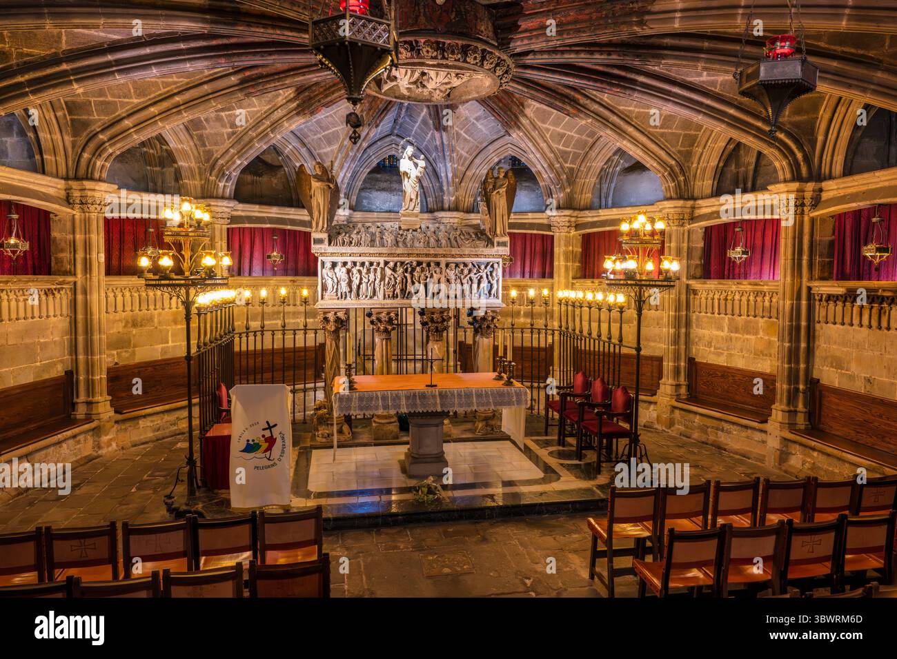 Cripta di Santa Eulàlia all'interno della Cattedrale di Barcellona nel quartiere gotico della città vecchia di Barcellona nella regione spagnola della Catalogna Foto Stock