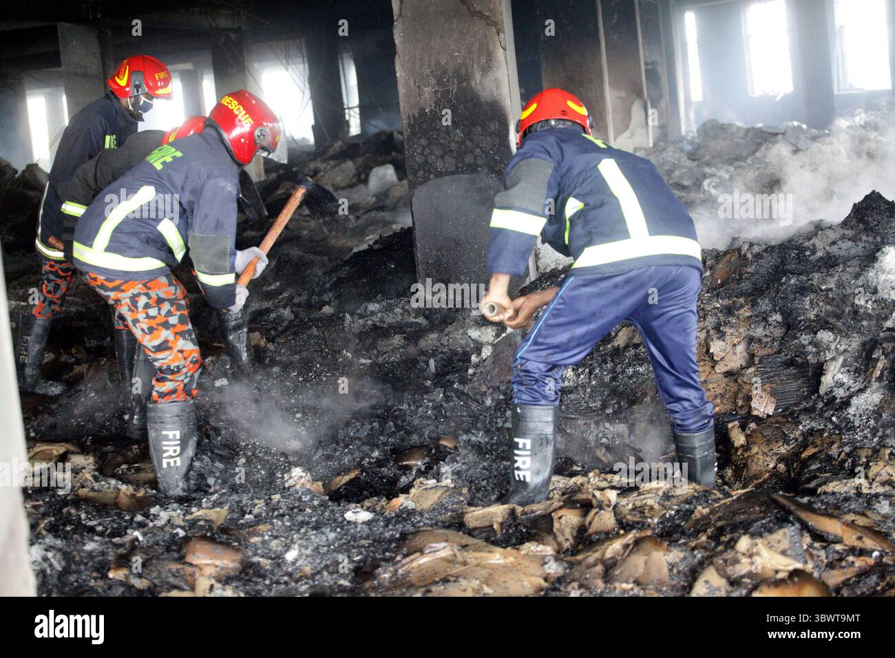 10 luglio 2021, Dacca, Bangladesh: I vigili del fuoco del Bangladesh rimuovono il fuoco in macerie bruciate e cercano i corpi mancanti dopo un incendio nella fabbrica di Hashem Foods nella periferia di Rupganj a Narayanganj. Almeno 52 lavoratori morti e 50 feriti. (Immagine di credito: © Habibur Rahman/ZUMA Press Wire Service) Foto Stock