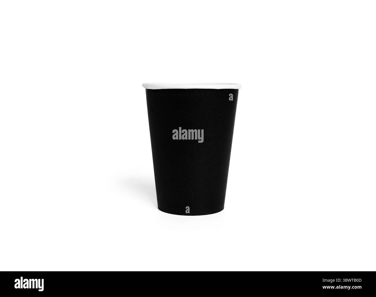 Tazza monouso nera isolata su sfondo bianco. Tazza di carta. Tazza di caffè. Foto Stock