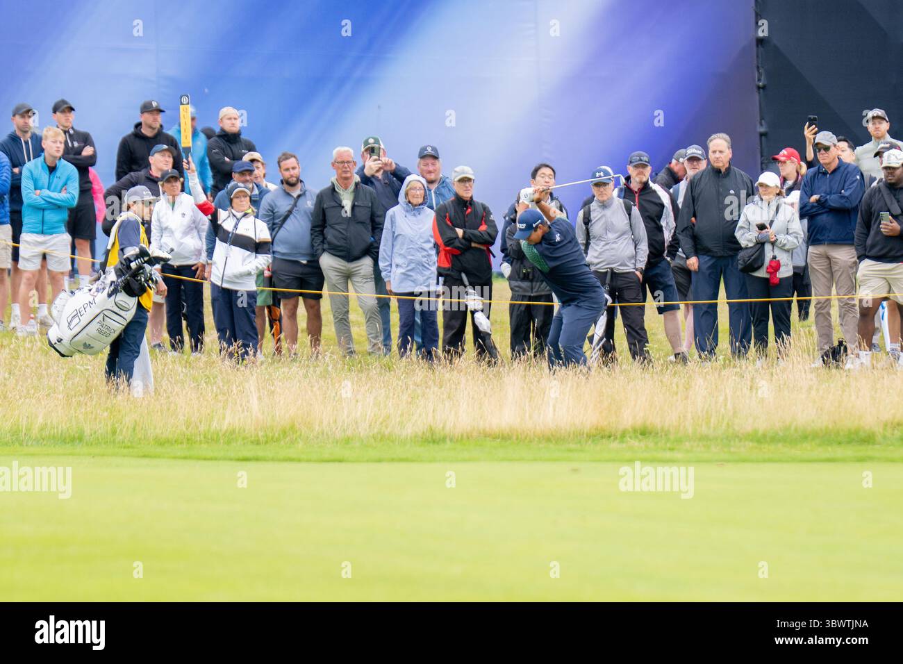 Portrush, Irlanda. 17 luglio 2025. Patrick Reed gioca il suo avvicinamento alla prima buca durante il primo round del 153° Open Championship a Royal Portrush. Crediti: Tim Gray/Alamy Live News Foto Stock