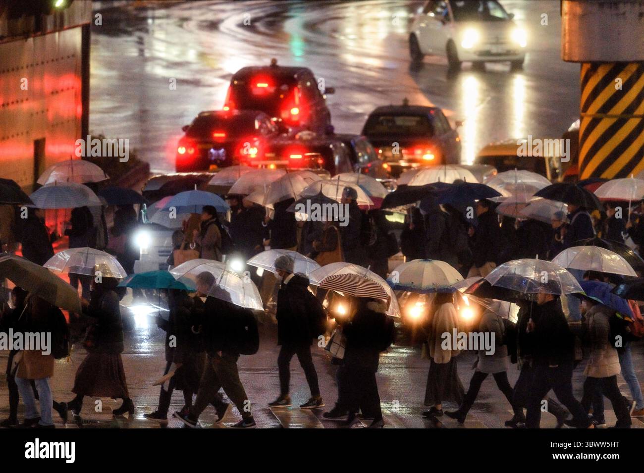 Tokyo, Giappone: Le folle dell'ora di punta di Tokyo si spostano nella trafficata zona di Shinjuku, oltre il traffico sotto la pioggia. Tokyo ha sempre un'atmosfera luminosa con i lampioni notturni, ma nelle notti piovose può avere una sensazione simile a un futuristico film di fantascienza. (Immagine di credito: © Joe McNally tramite ZUMA Press Wire) Foto Stock