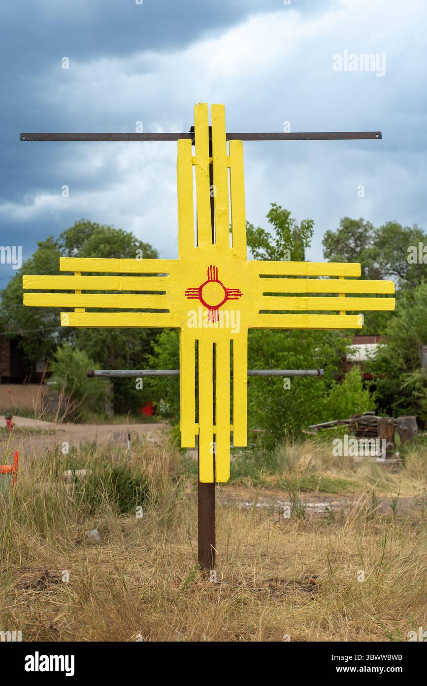 Simbolo Zia fatto in casa, un simbolo che proviene dagli indigeni del Pueblo Zia ed è il simbolo dello stato del nuovo Messico negli Stati Uniti. Foto Stock