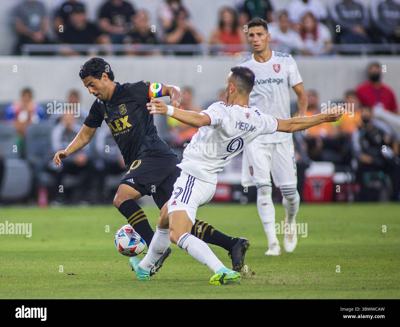 17 luglio 2021, Los Angeles, California, USA: Carlos Vela #10 del LAFC viene sfidato da Justin Meram #9 del Real Salt Lake durante la partita MLS di sabato 17 luglio 2021 allo stadio Banc of California di Los Angeles, California. Il LAFC sconfigge il Real Salt Lake, 2-1. JAVIER ROJAS/PI (immagine di credito: © Prensa Internacional via ZUMA Press Wire) Foto Stock