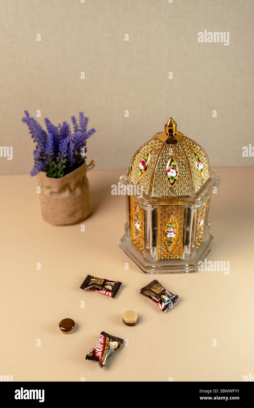 Giacarta, Indonesia, 17 luglio 2025: Caramelle dorate ornate con design mediorientale, caramelle del caffè e lavanda per la celebrazione di Eid al-Fitr. Foto Stock