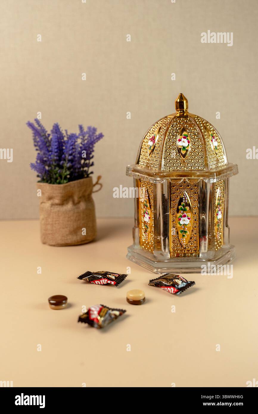 Giacarta, Indonesia, 17 luglio 2025: Caramelle dorate ornate con design mediorientale, caramelle del caffè e lavanda per la celebrazione di Eid al-Fitr. Foto Stock