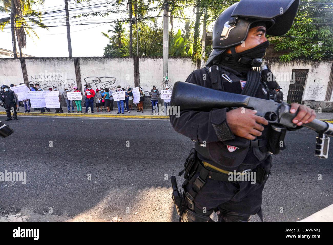 19 luglio 2021, Apopa, San Salvador, El Salvador: L'ufficiale di polizia di una squadra anti-sommossa è in guardia dopo aver eliminato il blocco stradale..i veterani di guerra hanno bloccato le principali autostrade di El Salvador per protestare contro l'intervento del governmentâ nel lavoro autonomo del National Veterans Institute. (Immagine di credito: © Camilo Freedman/SOPA Images via ZUMA Press Wire) Foto Stock