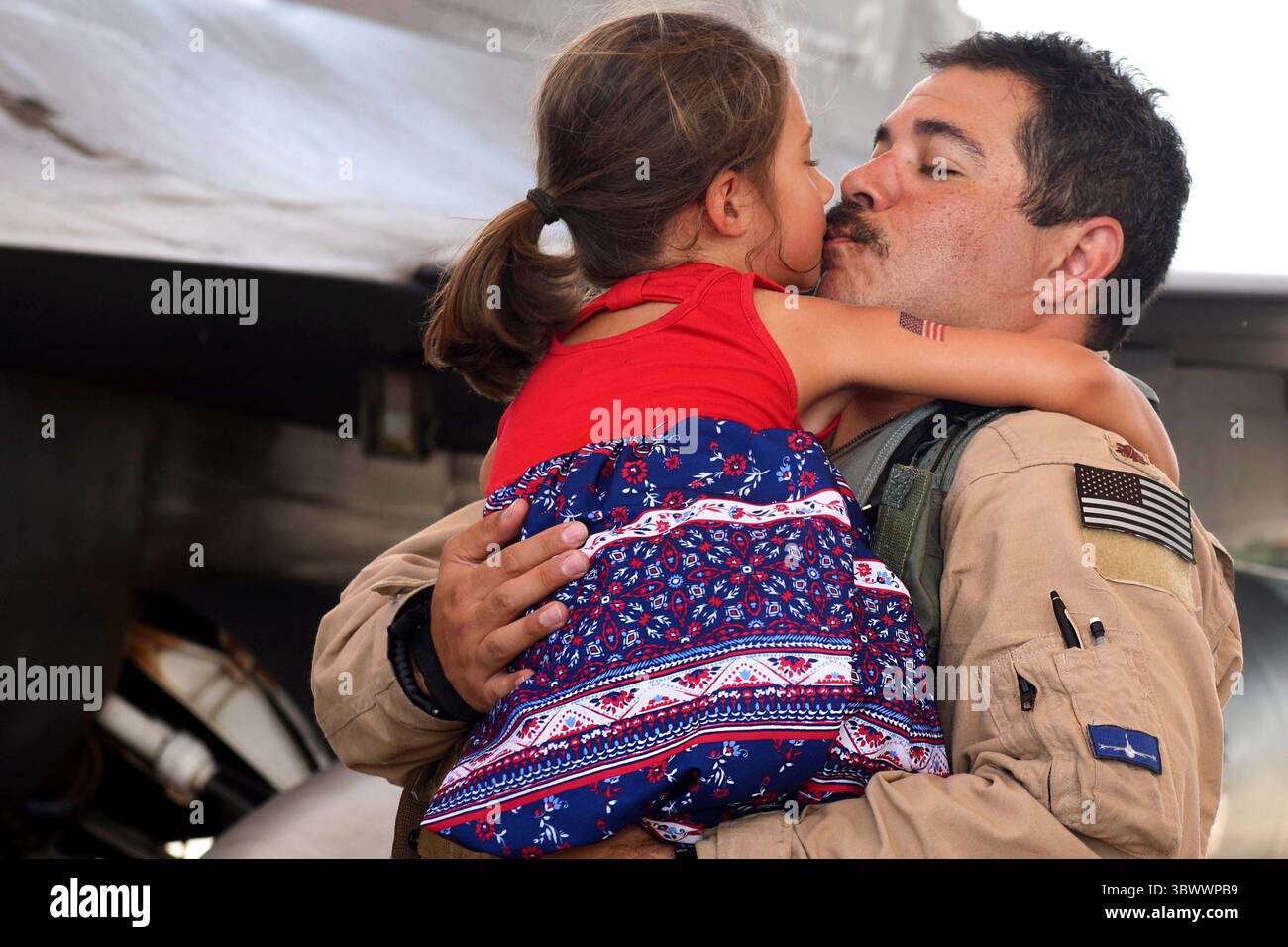16 luglio 2021 - McEntire Joint National Guard Ba, Carolina del Sud, USA - il maggiore Joshua Rosecrans, un pilota del 157th Fighter Squadron, saluta sua figlia alla McEntire Joint National Guard base, Carolina del Sud, dopo essere tornato da un dispiegamento alla Prince Sultan Air base, Regno dell'Arabia Saudita, 16 luglio 2021. Negli ultimi tre mesi, gli aviatori del 169th Fighter Wing della South Carolina Air National Guard sono stati dispiegati nel PSAB per proiettare il potere di combattimento e contribuire a rafforzare le capacità difensive contro potenziali minacce nella regione Â œSwamp Foxâ. (Immagine di credito: © U.S. National Guard/ZUMA P Foto Stock