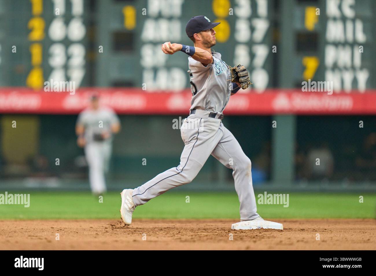 Luglio 1202021: La seconda base di Seattle Dylan Moore (25) completa una doppia partita con i Seattle Mariners e i Colorado Rockies tenutasi al Coors Field di Denver Co. David Seelig/Cal Sport medi (immagine di credito: &Copy; David Seelig / Cal Sport Media/CSM tramite cavo ZUMA) Foto Stock