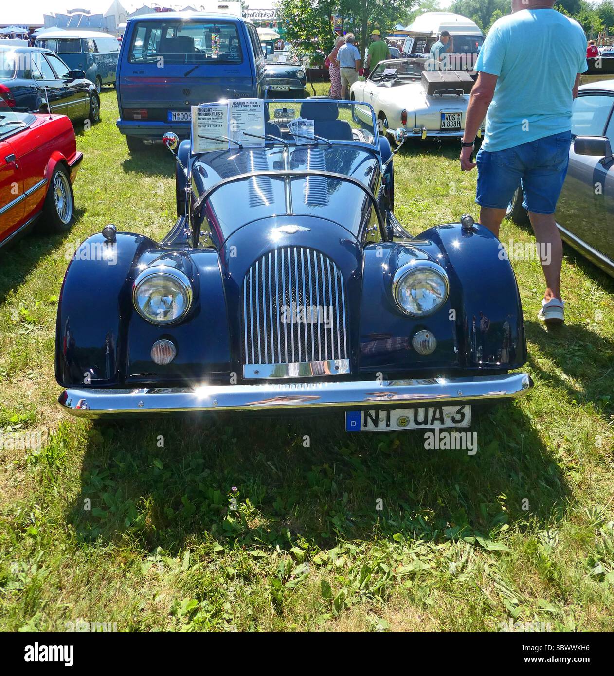 Garching, Germania - Oldtimer car Exhibition 2025, 4 luglio: Morgan più 8 2001 cabriolet British sport car in vendita, vista frontale Foto Stock
