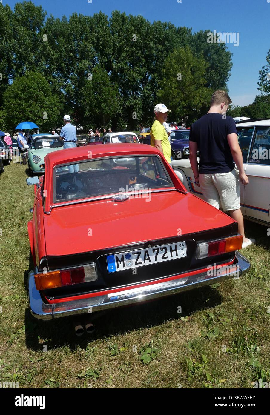 Garching, Germania - esposizione Oldtimer 2025, 4 luglio: Auto sportiva d'epoca Triumph TR6 rossa brillante, prodotta dal 1969 al 1976, vena posteriore Foto Stock