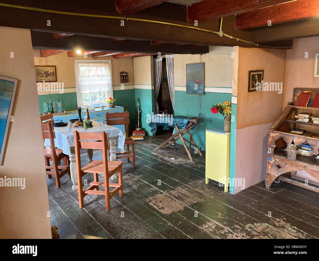 Iconico set cinematografico del villaggio di braccio di ferro e scene di parco divertimenti, con vivaci case in legno, oggetti di scena e la costa di Anchor Bay sotto il giglio del Mediterraneo Foto Stock