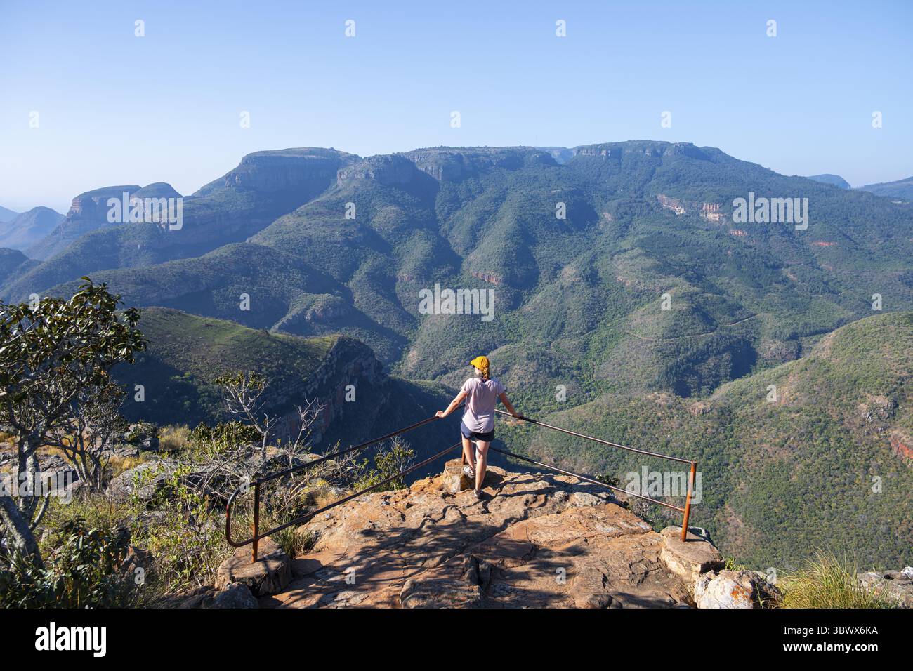 Visita turistica al punto panoramico, vista della gola del fiume Blyde, Lowveld Viewpoint, alla luce della sera, paesaggio del canyon, Blyde River Canyon, Panorama Route Foto Stock