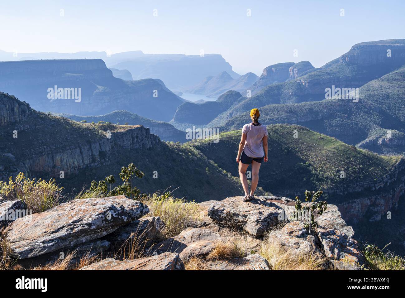 Turisti che guardano al paesaggio del canyon, vista della gola del fiume Blyde, Lowveld Viewpoint, alla luce della sera, Blyde River Canyon, Panorama Route, Mpumala Foto Stock