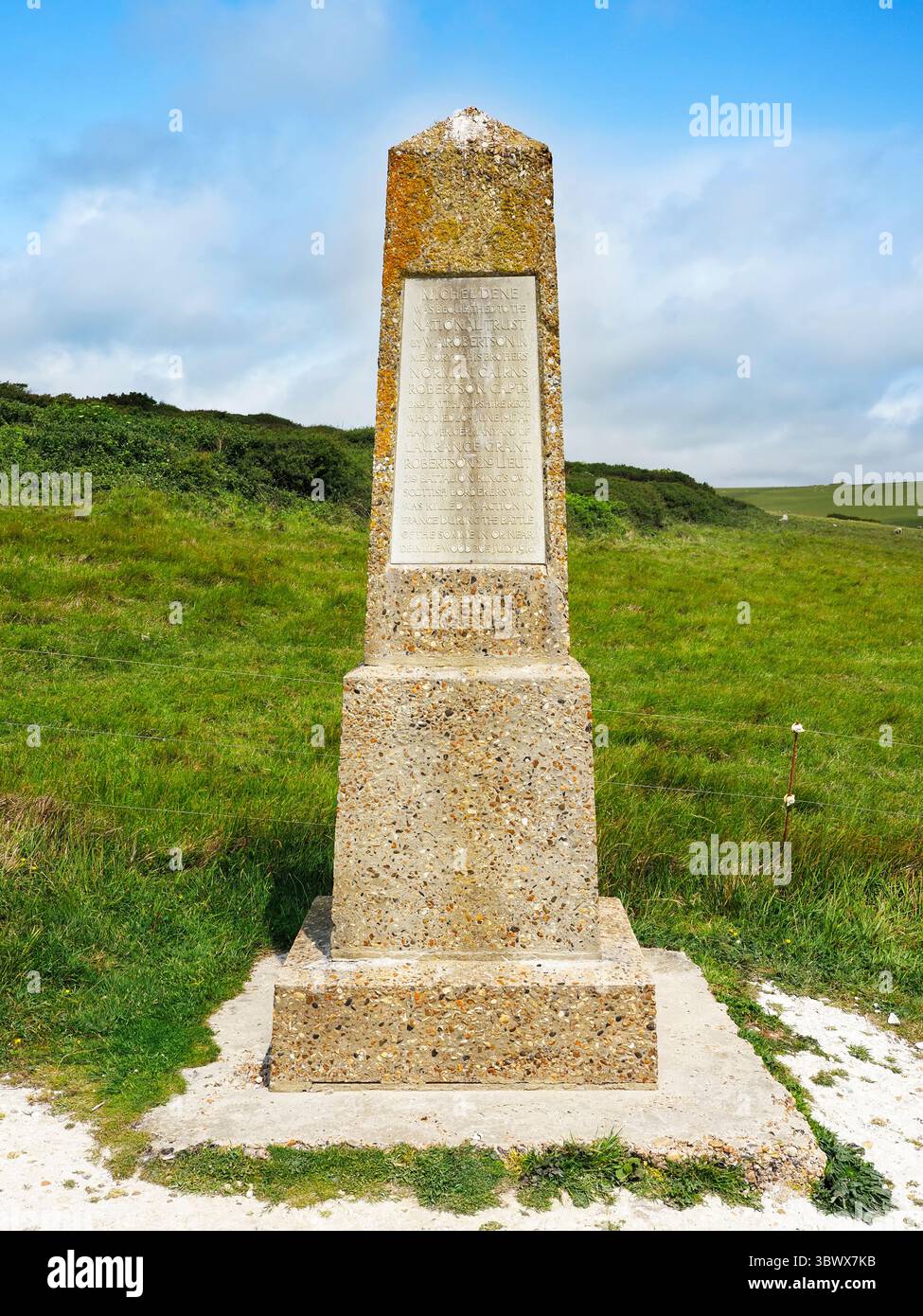 Monumento di Micheldene sul sentiero delle Seven Sisters Cliffs nell'East Sussex in Inghilterra Foto Stock