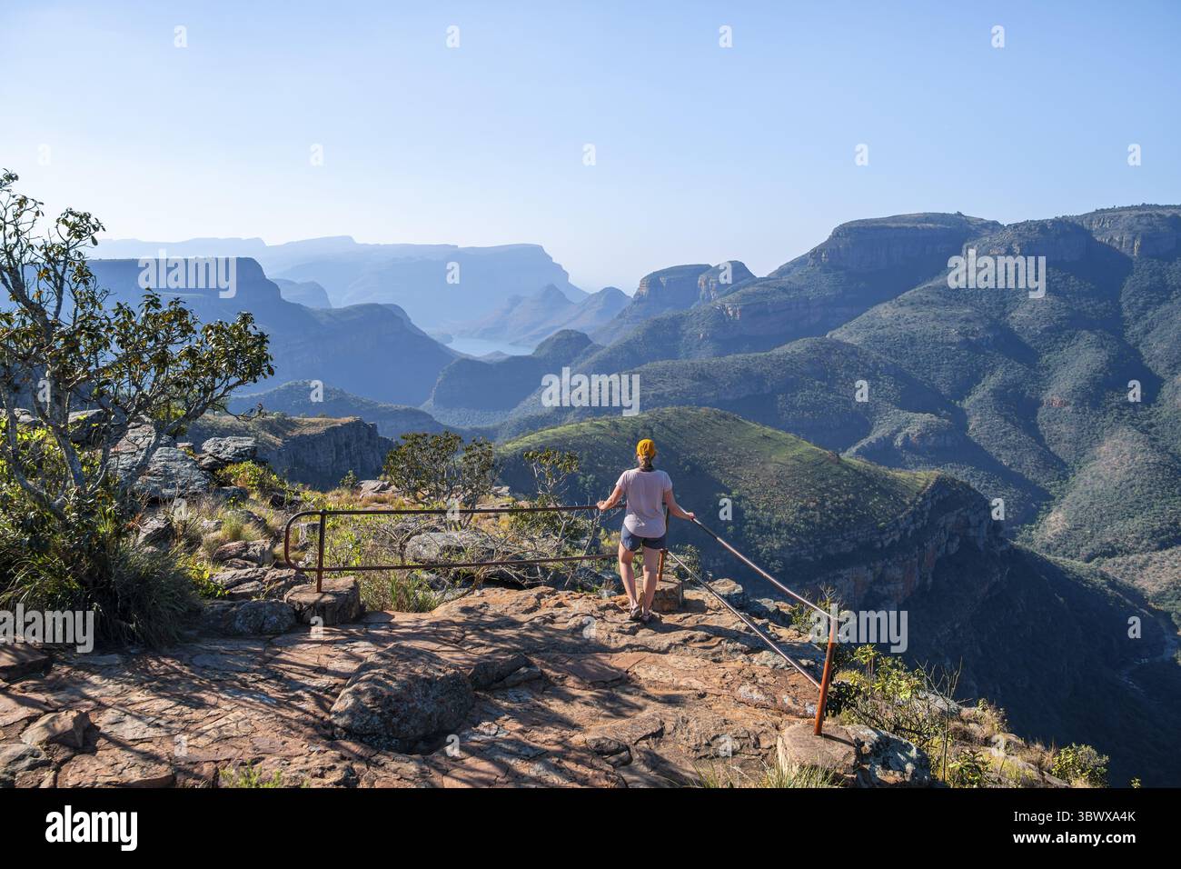 Visita turistica al punto panoramico, vista della gola del fiume Blyde, Lowveld Viewpoint, alla luce della sera, paesaggio del canyon, Blyde River Canyon, Panorama Route Foto Stock