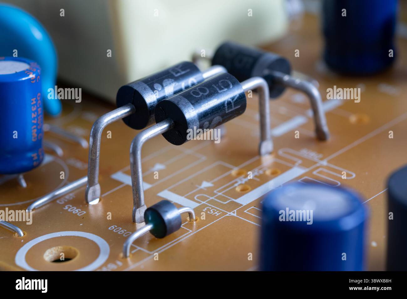 Primo piano di componenti elettronici, diodi su scheda a circuito stampato Foto Stock