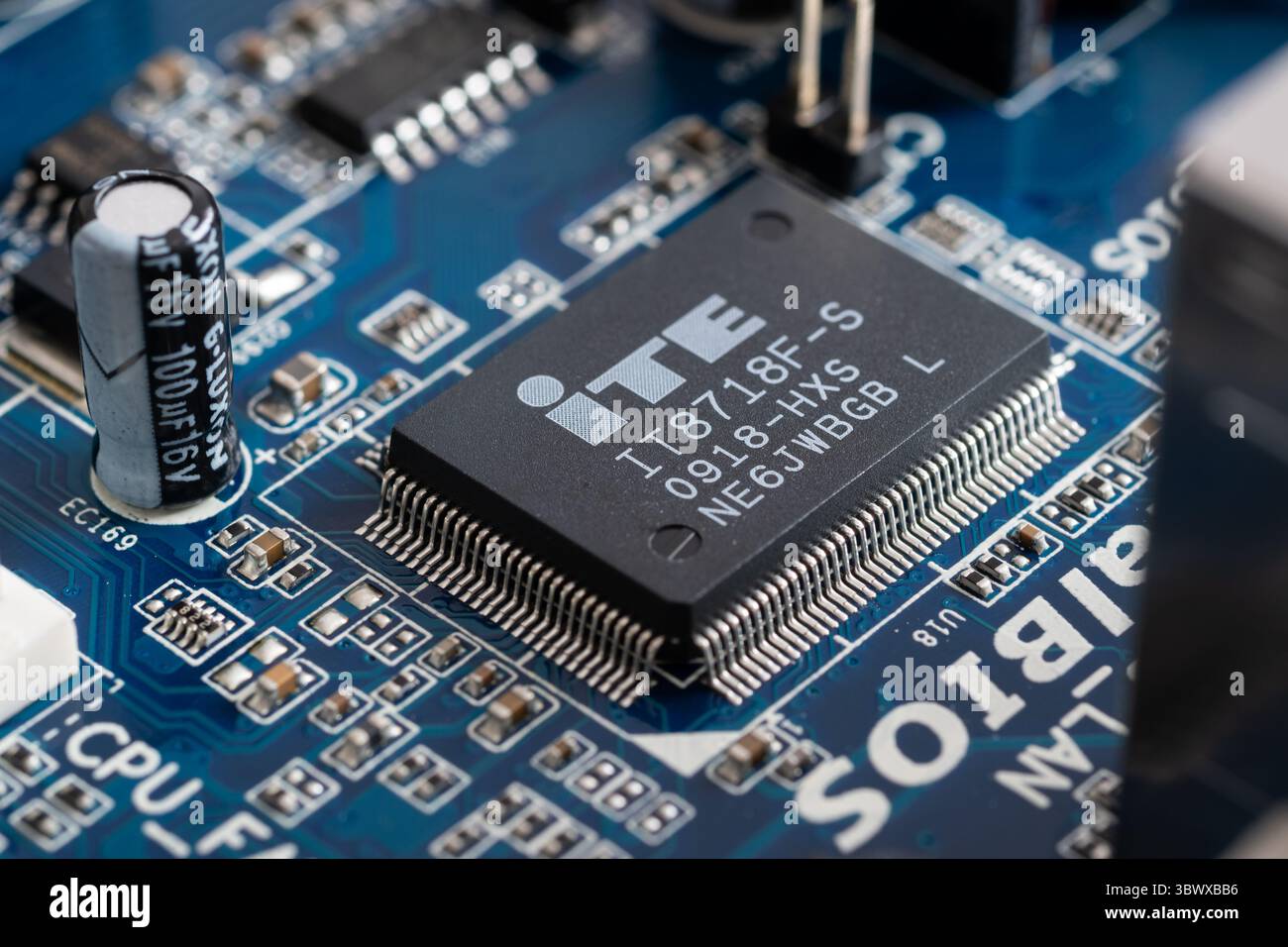 Primo piano dei componenti elettronici, controller Super i/o ITE IT8718F-S. Foto Stock