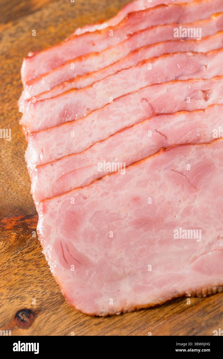 Fette di pancetta di tacchino crude organiche pronte per la cottura Foto Stock
