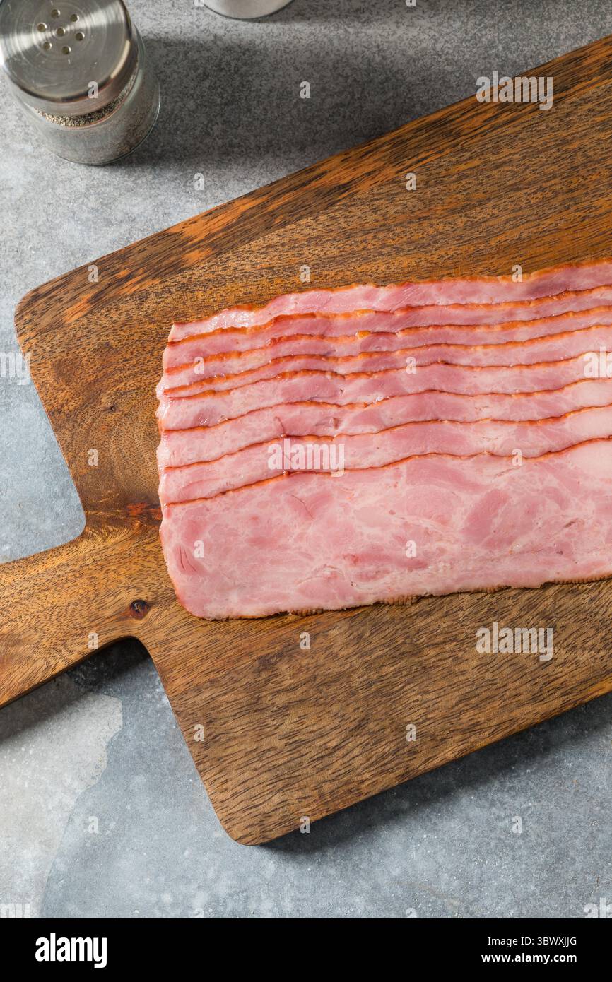 Fette di pancetta di tacchino crude organiche pronte per la cottura Foto Stock