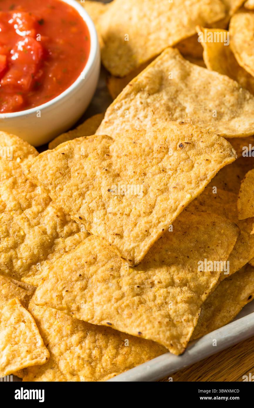 Tortilla di mais salata fatta in casa con due tipi di salsa Foto Stock