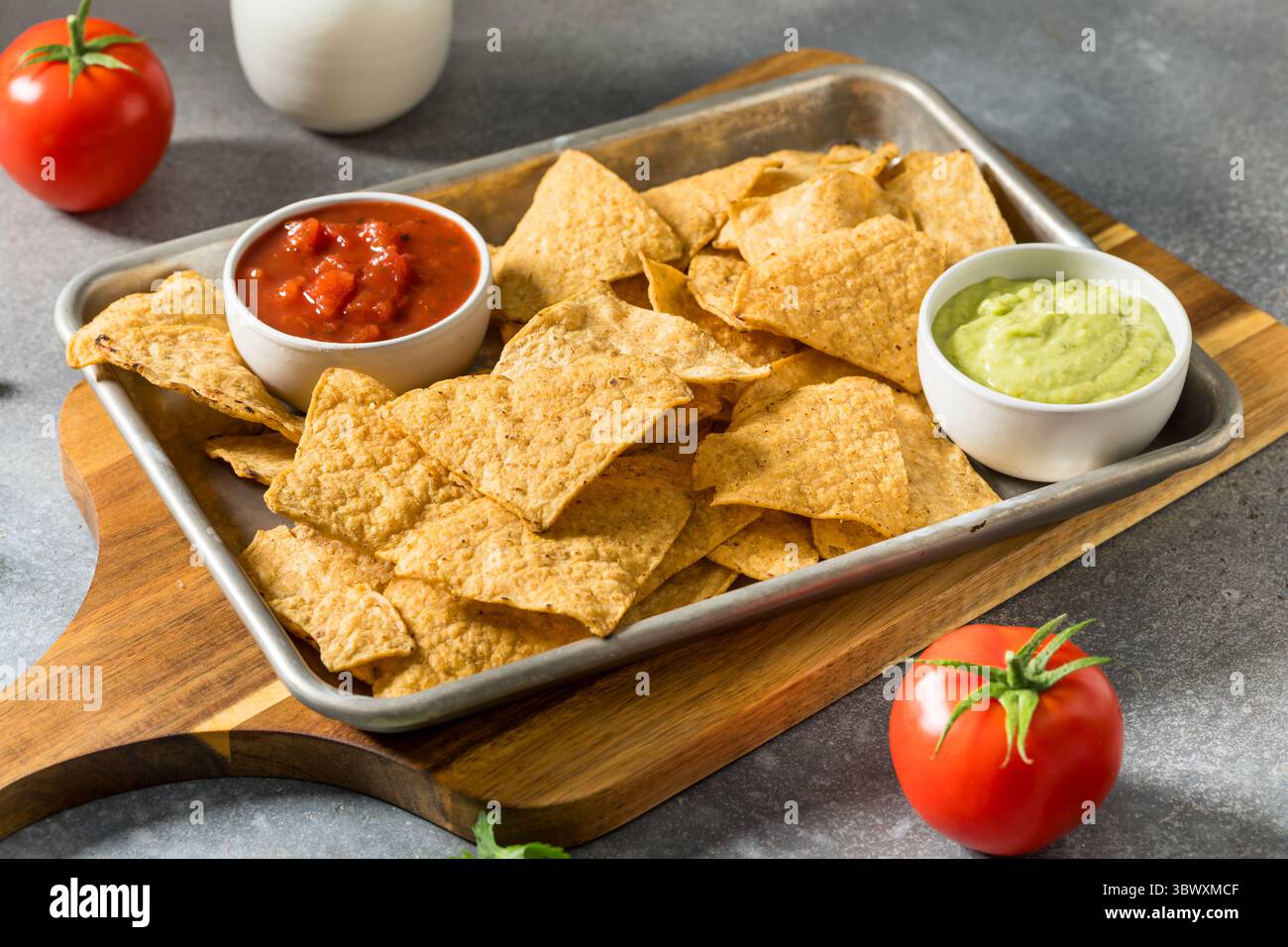 Tortilla di mais salata fatta in casa con due tipi di salsa Foto Stock