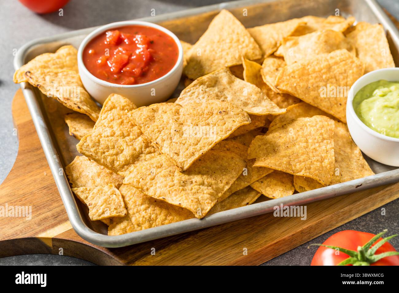 Tortilla di mais salata fatta in casa con due tipi di salsa Foto Stock