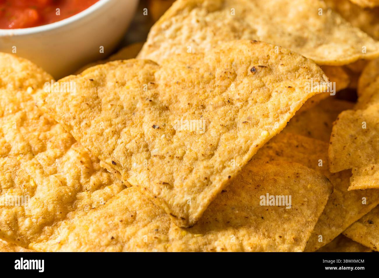 Tortilla di mais salata fatta in casa con due tipi di salsa Foto Stock