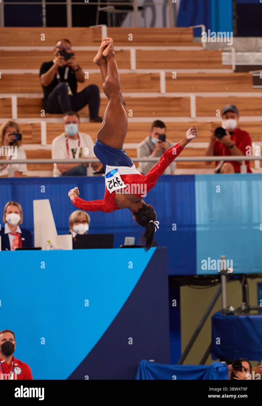 27 luglio 2021, Tokyo, Kanto, Giappone: SIMONE BILES del team USA, da Houston, Texas, a mezz'aria nella sua fatidica volta durante la rotazione 1 della finale di ginnastica femminile durante le Olimpiadi di Tokyo 2020 all'Ariake Gymnastics Center di Tokyo, Giappone. (Credit Image: © Joe McNally via ZUMA Press Wire)È l'ULTIMO BALLO DI SIMONE? Mentre si ritira dalla concorrenza, fino a nuovo avviso. Foto Stock