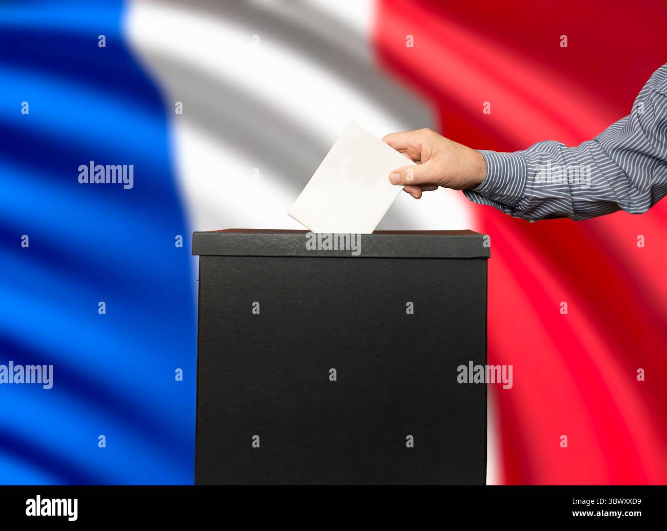 il gesto di posizionare il voto nella casella elettorale con la bandiera francese sullo sfondo Foto Stock