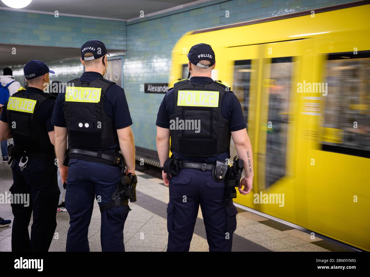 Berlino, Germania. 17 luglio 2025. Gli agenti di polizia stanno alla stazione di Alexanderplatz all'inizio del divieto di armi sui treni della metropolitana di Berlino. Da oggi, coltelli e altre armi saranno vietati in tutti i treni suburbani di Berlino, i treni della metropolitana, gli autobus e i tram. Il Senato e la polizia vogliono frenare i crimini violenti in questo modo. In tutta la Germania, la polizia sta registrando un aumento di atti e minacce che coinvolgono coltelli negli spazi pubblici. Crediti: Bernd von Jutrczenka/dpa/Alamy Live News Foto Stock