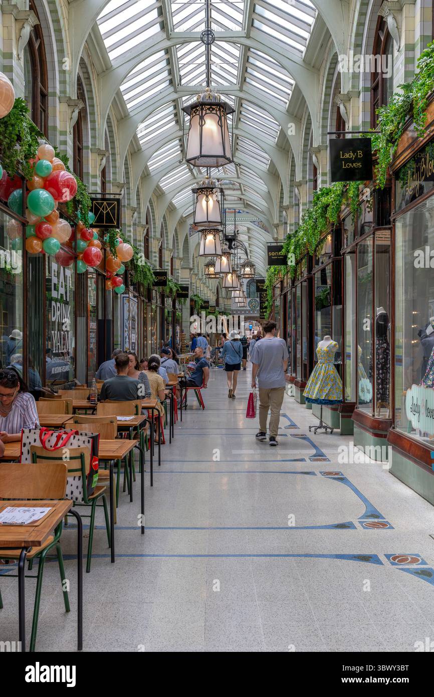La Royal Arcade di Norwich ha aperto nel 1899. Architetto George Skipper all'apice della popolarità dello shopping Arcade. In stile Art Nouveau e Arts & Crafts. Foto Stock