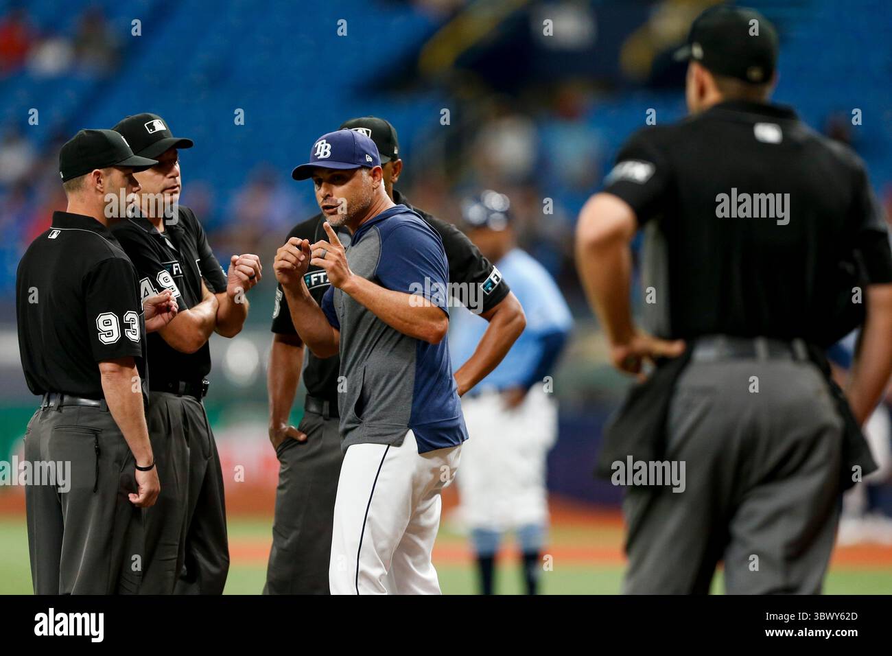 29 luglio 2021, St. Petersburg, Florida, USA: Umpire Will Little (93), Umpire Andy Fletcher (49) incontra il manager dei Tampa Bay Rays Kevin Cash (16) dopo che il secondo base Brandon Lowe (8) ha colpito un possibile home run che gli arbitri hanno chiamato un foul ball nel primo inning contro i New York Yankees al Tropicana Field di St. Petersburg giovedì 29 luglio 2021. (Immagine di credito: © Ivy Ceballo/Tampa Bay Times via ZUMA Press Wire) Foto Stock